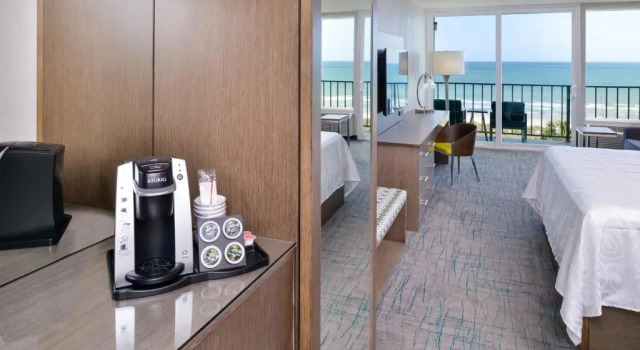 Четырёхместный номер Standard oceanfront Cabana Shores Hotel