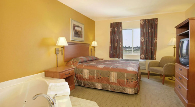 Двухместный номер Standard Super 8 by Wyndham Topeka at Forbes Landing