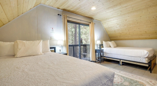 Deluxe A-frame Home w/ Game Room & Deck!, Varaa Lomakoti Angel Fire 