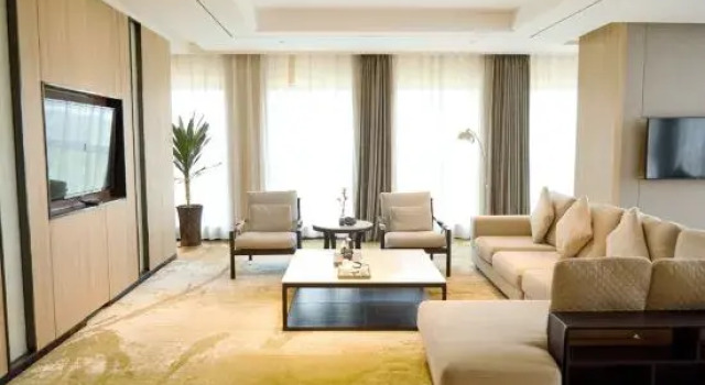 Люкс Executive The Ruihe Hotel (Zhengzhou High-speed Railway Station)