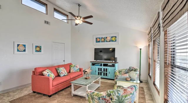 Коттедж с 2 комнатами с балконом Galveston Beachfront House w/ Deck & Ocean Views!