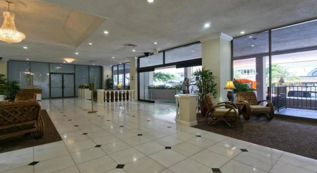 Royal Kuhio Penthouse With Ocean View on 35th Floor