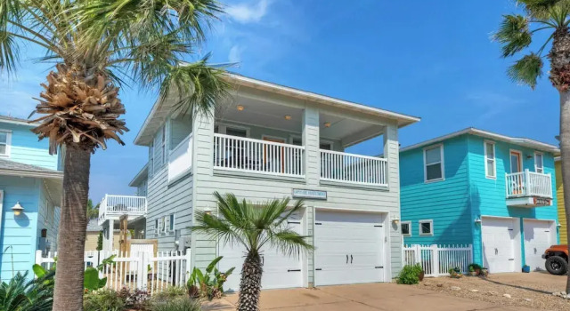 Коттедж Gated Community w/ Pool 5mins to Beach Latitude Adjustment by Avantstay