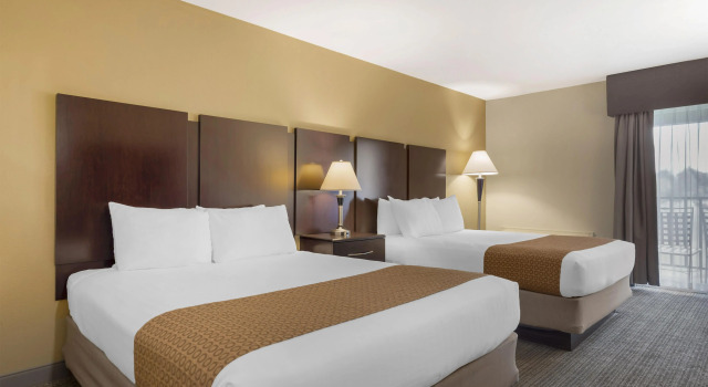 Четырёхместный номер Standard с балконом Best Western Plus Plaza by the Green