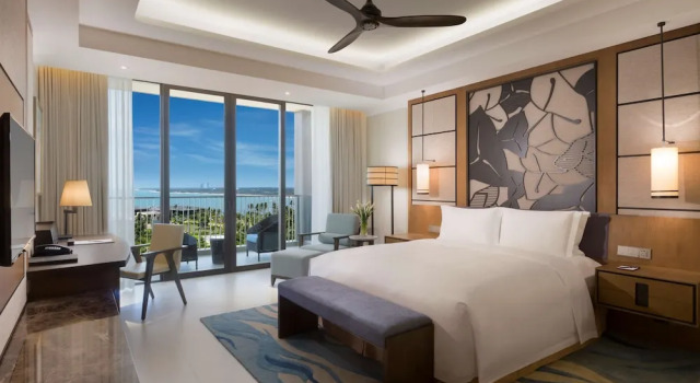 Номер Standard с балконом и с видом на океан Hilton Wenchang