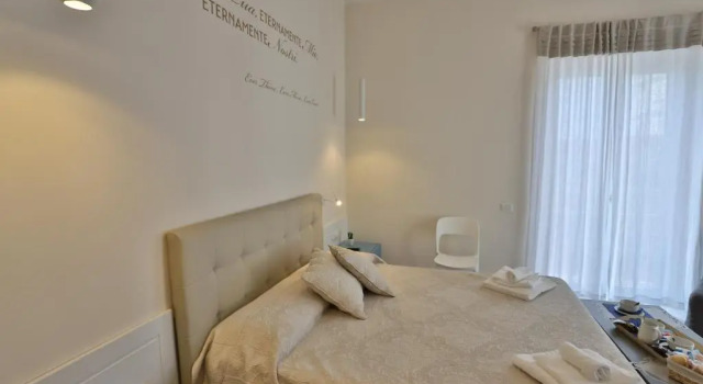 Residenza Eleonora - Amami Viaggi Collection, Забронировать Отель «постель и завтрак» Отели Салерно 3 звезды, рядом с Дворец Читта ди Салерно, 3*