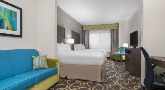 Четырёхместный люкс Holiday Inn Express Hotel & Suites Ames by IHG