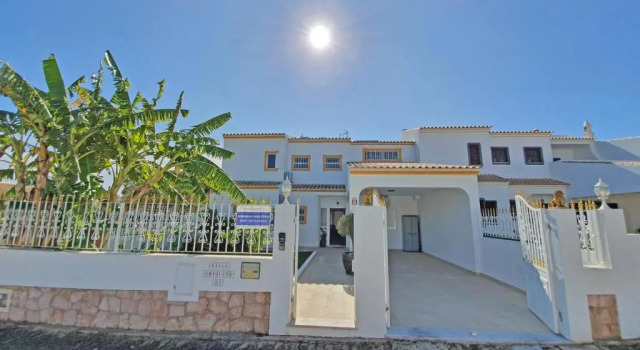 Villa Chiquito Albufeira - Private Pool&Parking - BBQ&AC&WI-FI, Забронировать Вилла Отели Албуфейра с парковкой, рядом с Municipal Museum of Archaeology, Парковка