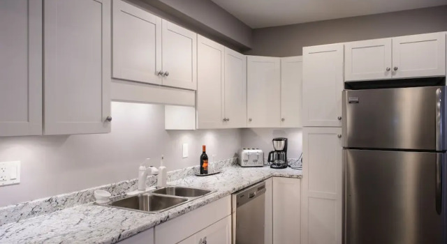 Moncton Suites - Apartments Across Georges Dumont, Buchen Sie Ferienwohnung Moncton New Brunswick, in der Nähe von Moncton-Stadion
