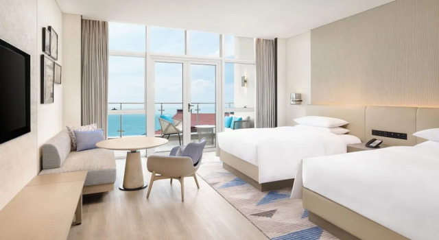 Четырёхместный номер Standard с балконом и с видом на океан Sheraton Beihai Resort