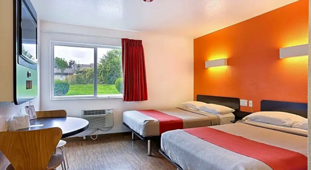 Номер Deluxe Econo Lodge
