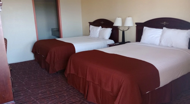 Четырёхместный номер Deluxe Howards Inn Motel