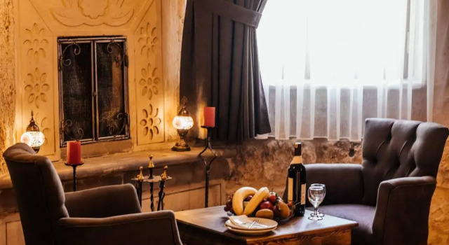 Bayar Cave Suites