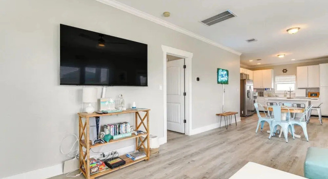 Walk to Crystal Beach: Coastal Getaway w/ Deck, Book Feriehus Sommerhuse i Houston, Hytte