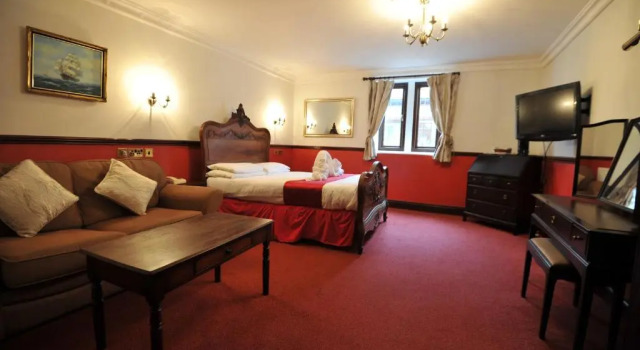 Семейный номер Standard Crown & Cushion Hotel