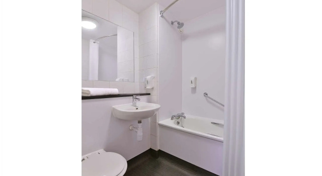 Номер Standard Travelodge Glasgow Braehead