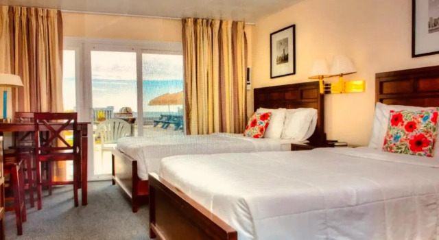 Четырёхместный номер Standard oceanfront Ocean Surf Resort