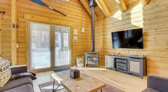2 Mi to Lake Arrowhead Village: Pet-friendly Cabin
