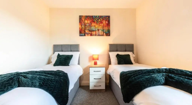 BEST PRICE! STUNNING 2 Bed City Centre - 4 single beds or 2 Super king, Smart TVs, Sofa Bed & FREE SECURE PARKING