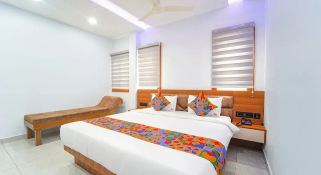 Номер Premium Fabhotel Q One Plaza