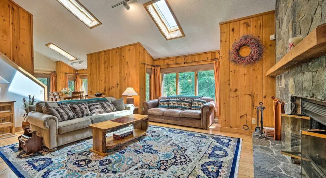 Коттедж с 5 комнатами с балконом Spacious Dover Home w/ Sauna < 5 Miles to Ski!