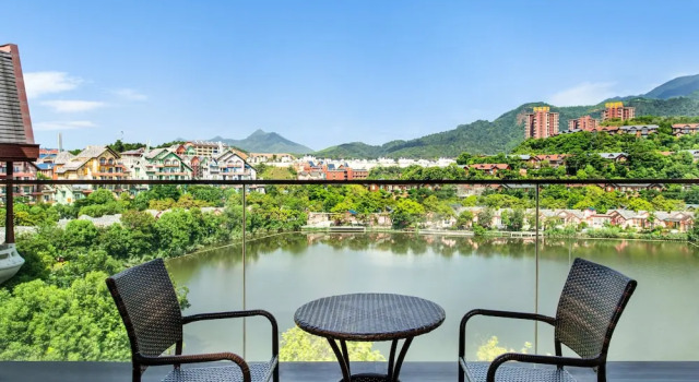 Четырёхместный номер Standard с балконом и с видом на озеро Four Points by Sheraton Heyuan Resort