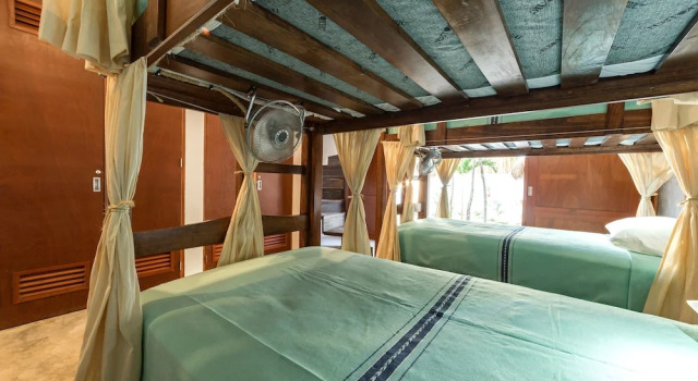 Кровать в общем номере Mimosa Tulum