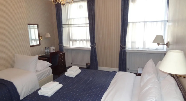Трёхместный семейный номер Regency House Hotel