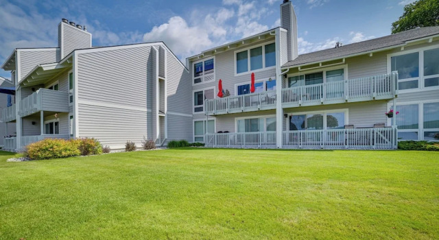 Luxury Lakefront Boyne City Townhome w/ Views!, Prenota Hotel Boyne City 