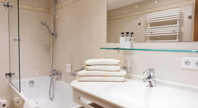 Полулюкс Hotel Kristall