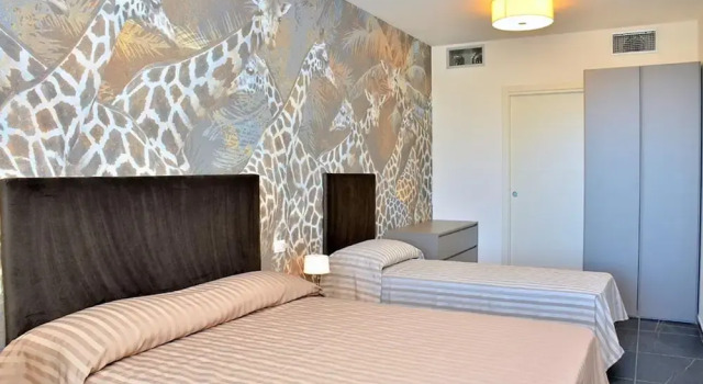 Adorable Apartment With Terrace Overlooking the sea, Prenota Appartamento Hotel a Veneto con parcheggio, Parcheggio