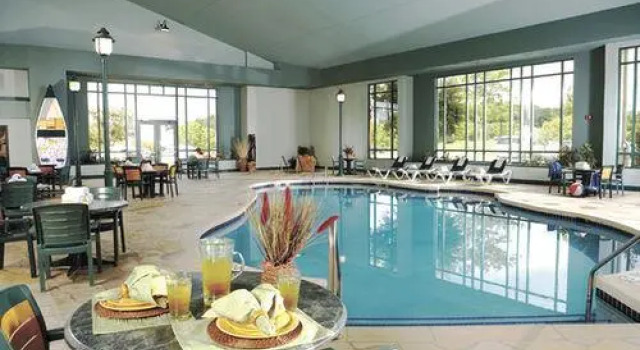 Comfort Suites Lake Country, Book Hotel Pewaukee Wisconsin