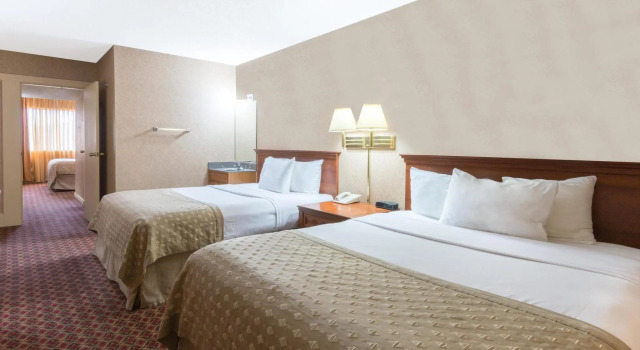 Четырёхместный номер Standard Ramada by Wyndham Topeka Downtown Hotel & Convention Center