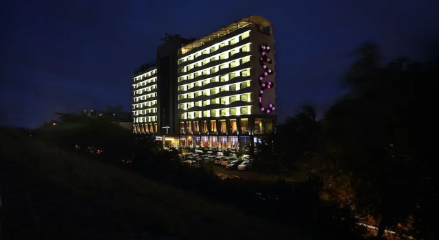 The Fern Hotel, Rezerwuj Hotel Sātej Gujarat