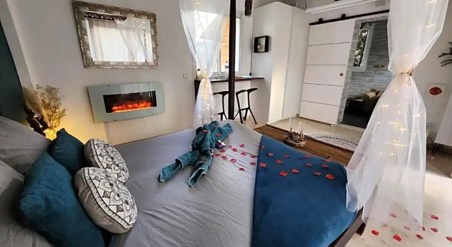 A l'Orée des pins - Gite indépendant avec baignoire balnéo et Home Cinéma en sup - Voir info de l'hôte, Réserver Chambre d'hôtes Cuges-les-Pins Bouches-du-Rhône
