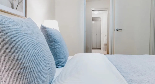 Absolute Riverfront One Bedroom Apartment, Забронировать Апартаменты/квартира Брисбен Brisbane Region, рядом с Квинслендский университет
