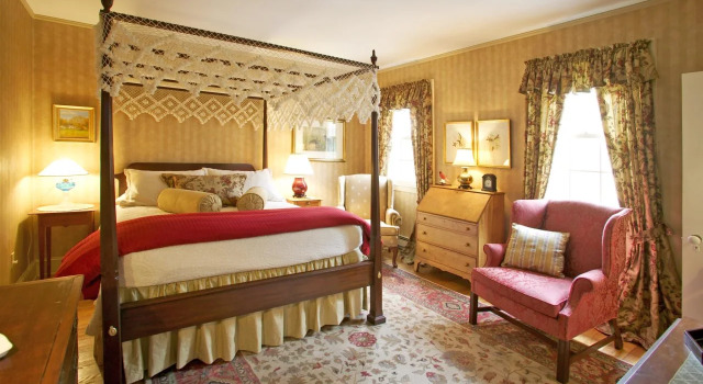 Stockbridge Country Inn, Varaa Bed and Breakfast Hotellit New England uima-altaalla, Uima-allas