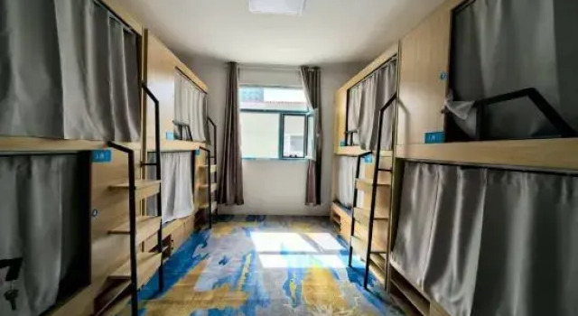 Кровать в общем номере (мужской номер) Koala Capsule Chinese Inn