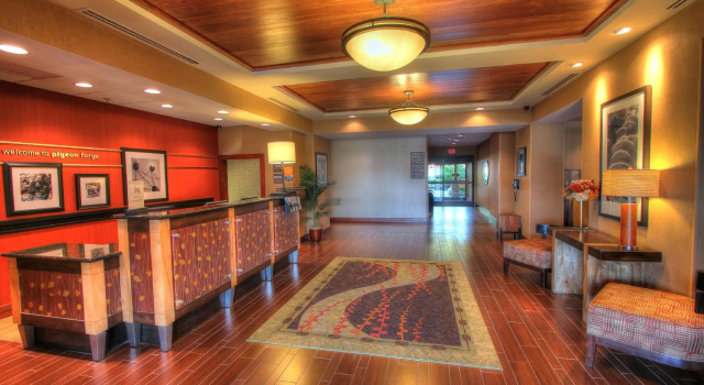 Hampton Inn Pigeon Forge, Забронировать Отель Пиджен-Фордж Great Smoky Mountains National Park, рядом с Зеркальный лабиринт Hannah's Maze of Mirrors