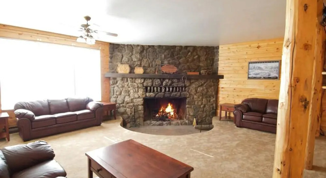 Кровать в общем номере The Wayside Inn