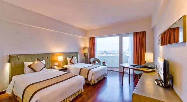 Двухместный номер Deluxe с балконом и с видом на реку Muong Thanh Holiday Hue Hotel