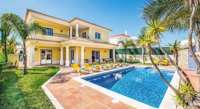 Вилла с 4 комнатами с балконом Villa Luana