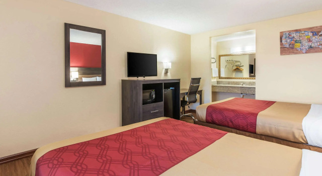 Четырёхместный номер Standard Econo Lodge Cloverdale