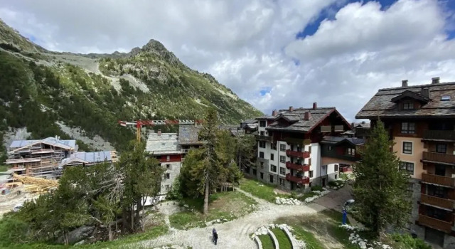 Апартаменты Stunning Mountain Views & Fireplace - 2 Bed, sleeps 8, Top Floor Duplex Apartment, Arc 1950