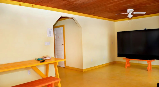 Кровать в общем номере SailFish Resort