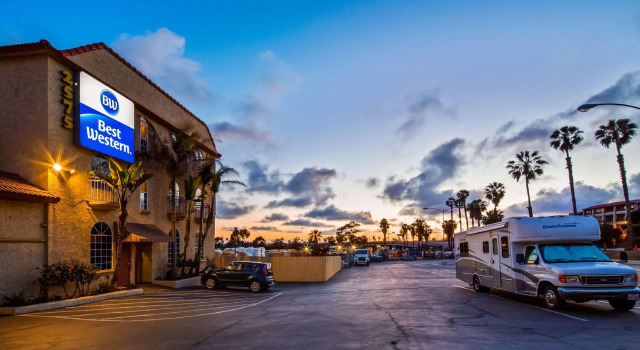 Кровать в общем номере Best Western San Diego Pacific Beach/Mission Bay