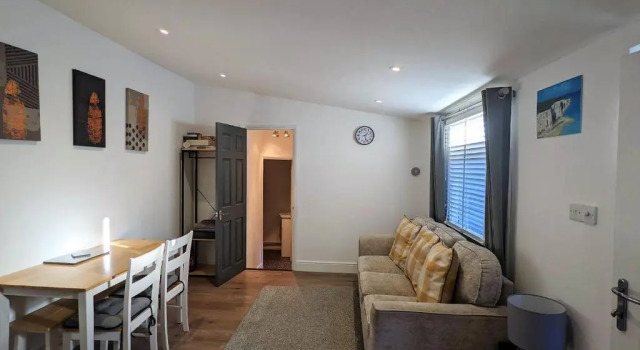Old Garage Lodge - Spacious Bungalow close to Deal Beach !