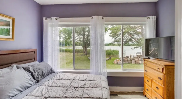Коттедж Lakefront Mound Vacation Rental w/ Fire Pit Access