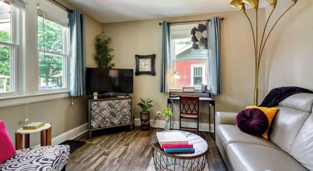 Walk Downtown: Inviting Apartment in Greensboro!, Book Lejlighed Greensboro North Carolina