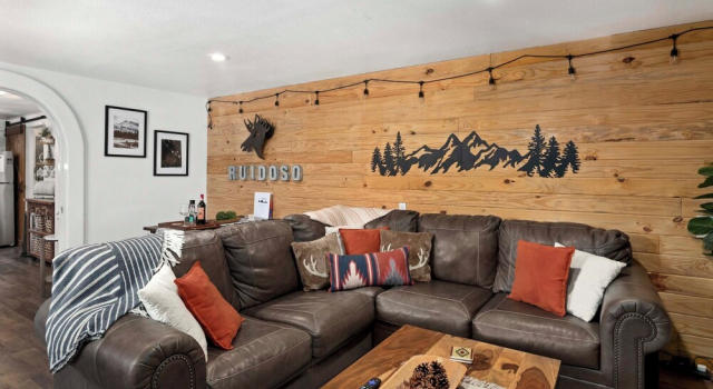Коттедж с 4 комнатами с балконом Hot Tub, 5 Mi to Winter Park! Woodsy Ruidoso Abode